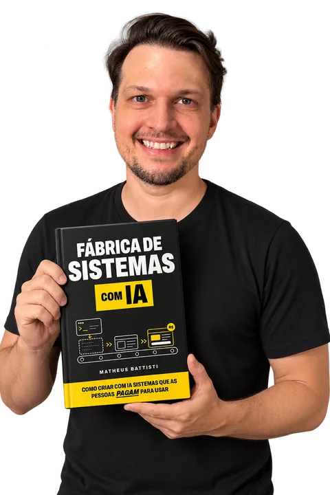 Matheus Battisti com o livro Fábrica de Sistemas com IA