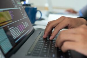 Desenvolvedor backend: o que faz, como ser, quanto ganha e melhores cursos [guia]