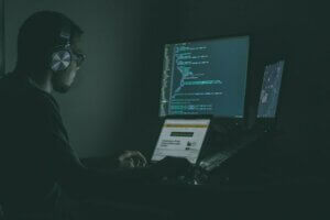 PROGRAMADOR: o que faz, como ser, salário e cursos